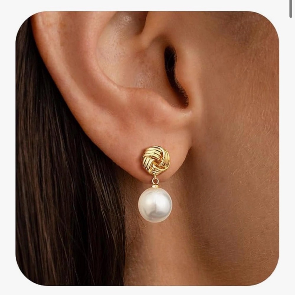 🆕 Gold and Pearl Drop Earrings 🤍